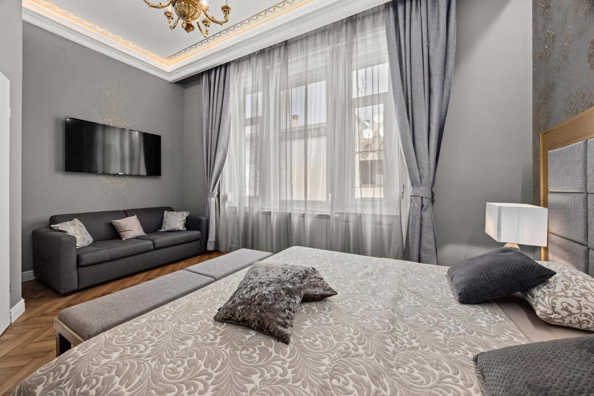 Muenz Luxurious * Pula
