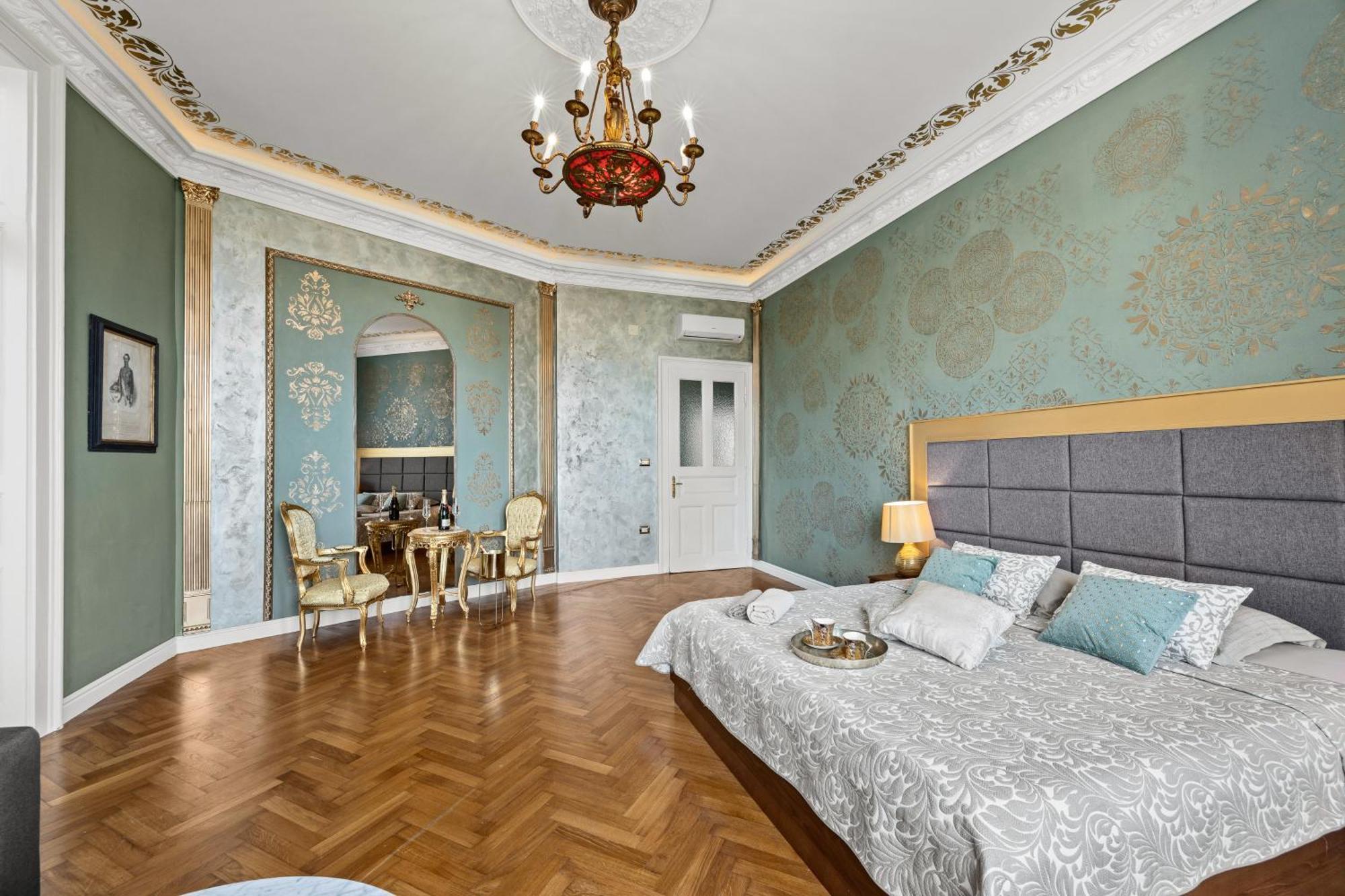 Muenz Luxurious