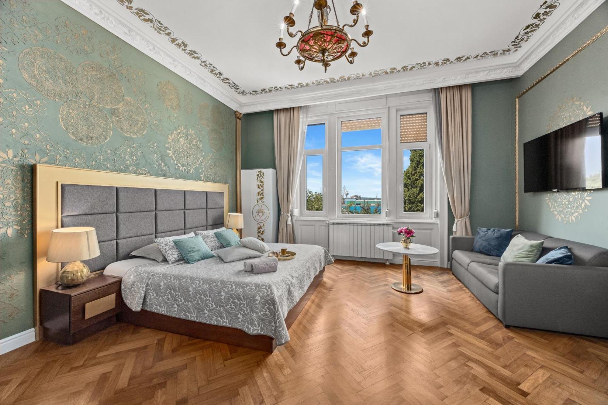 Muenz Luxurious