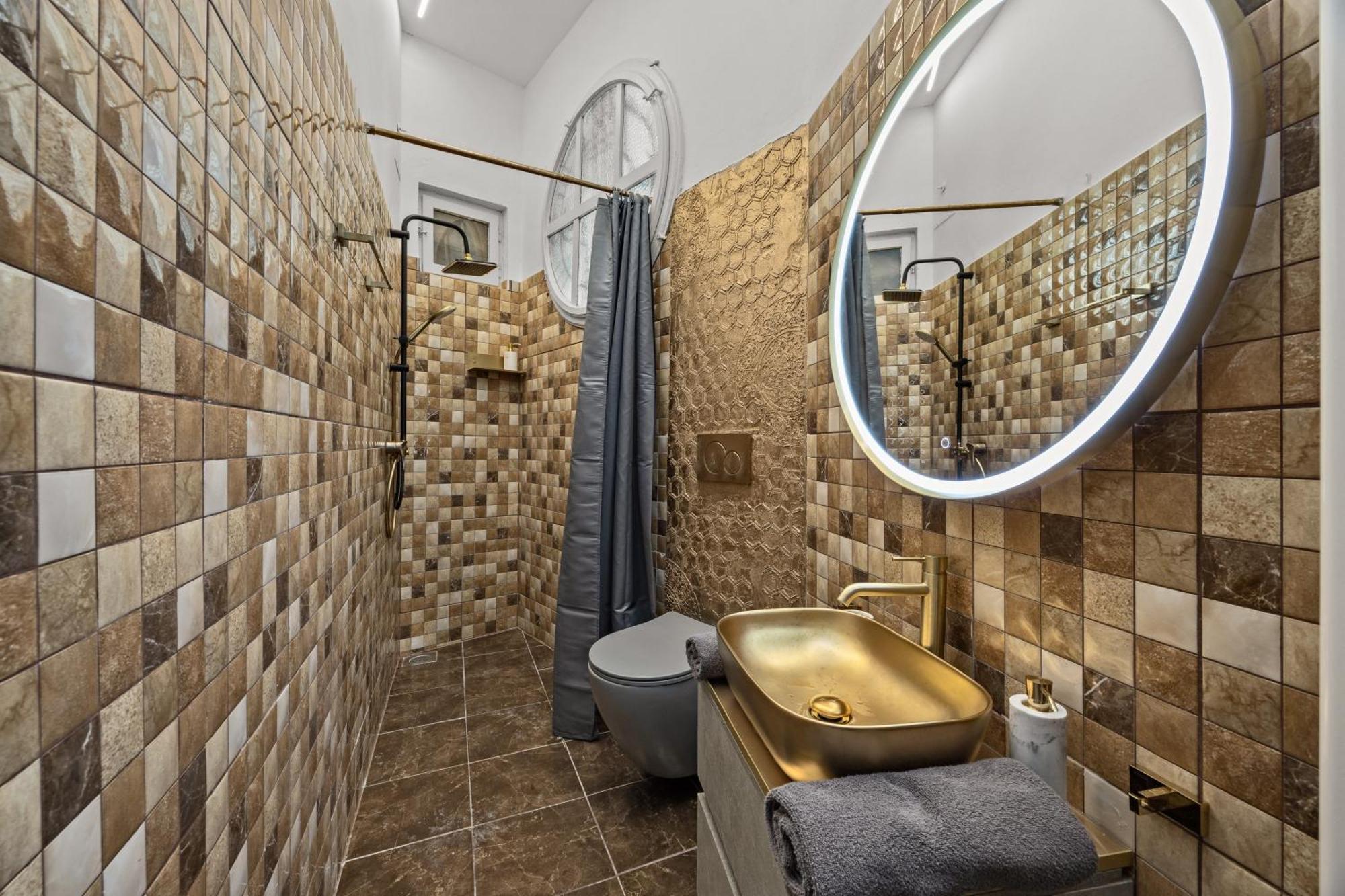 Muenz Luxurious