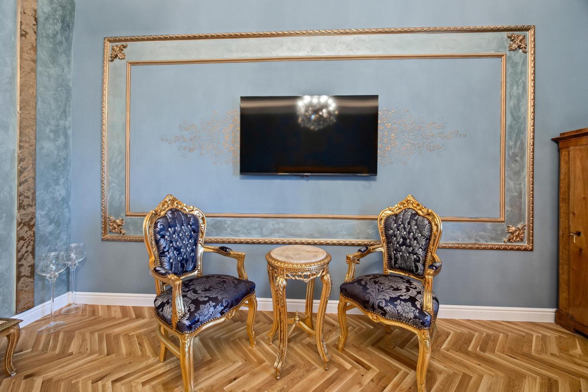 Muenz Luxurious Pula